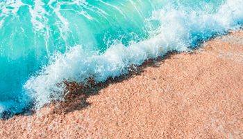 Breathtaking view of the beautiful ocean waves captured in Dubai, UAE